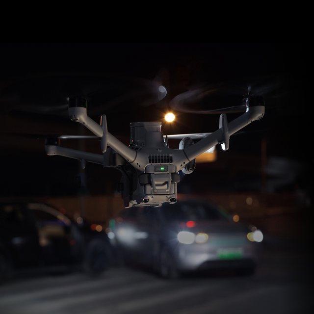 DJI Matrice 5TD éjszakai bevetésen, bekapcsolt fényekkel