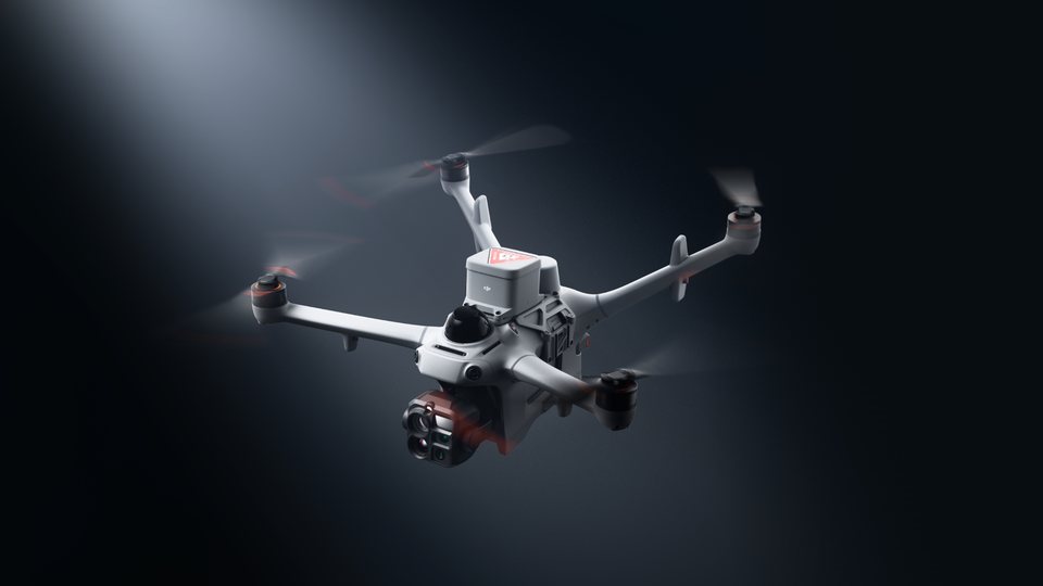 DJI Matrice 5TD reflektor- és hangszóró-kiegészítőkkel